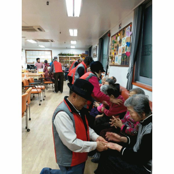 【데이케어】사랑의 손 맛사지와 안마 실시 이미지