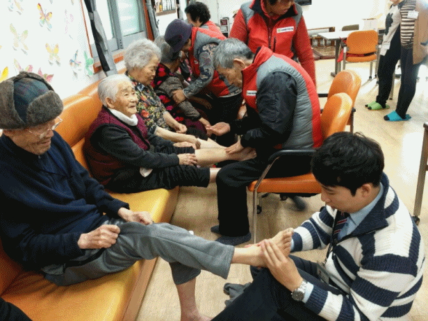 【데이케어】사랑의 손/발 맛사지 실시 이미지